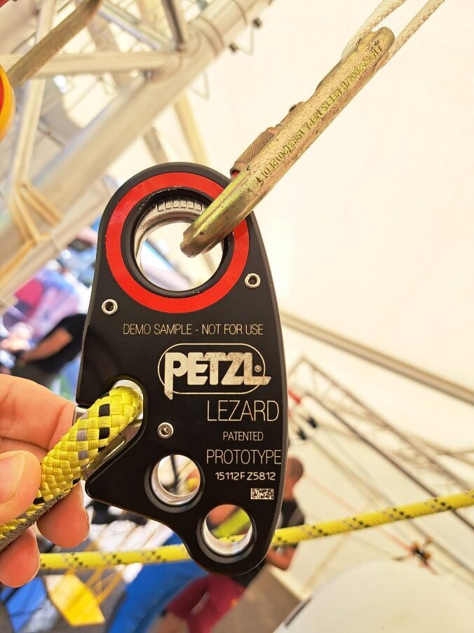 alet, metin, tutma, kişi, kayıtlı içeren bir resim Açıklama otomatik olarak yer alır