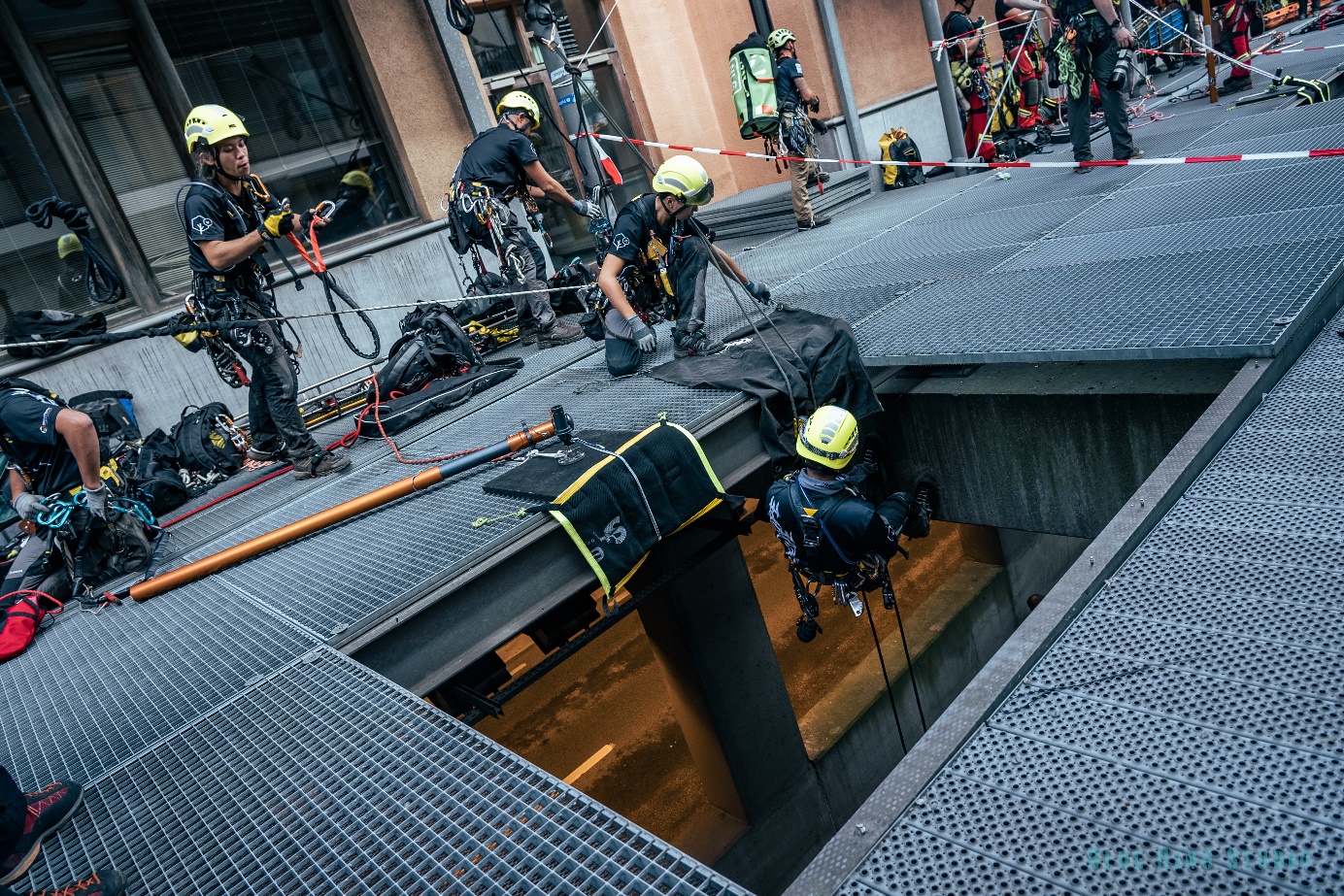 bina, bisiklet, kişi, şahıs, kask içeren bir resim Açıklama otomatik olarak oluşturuldu