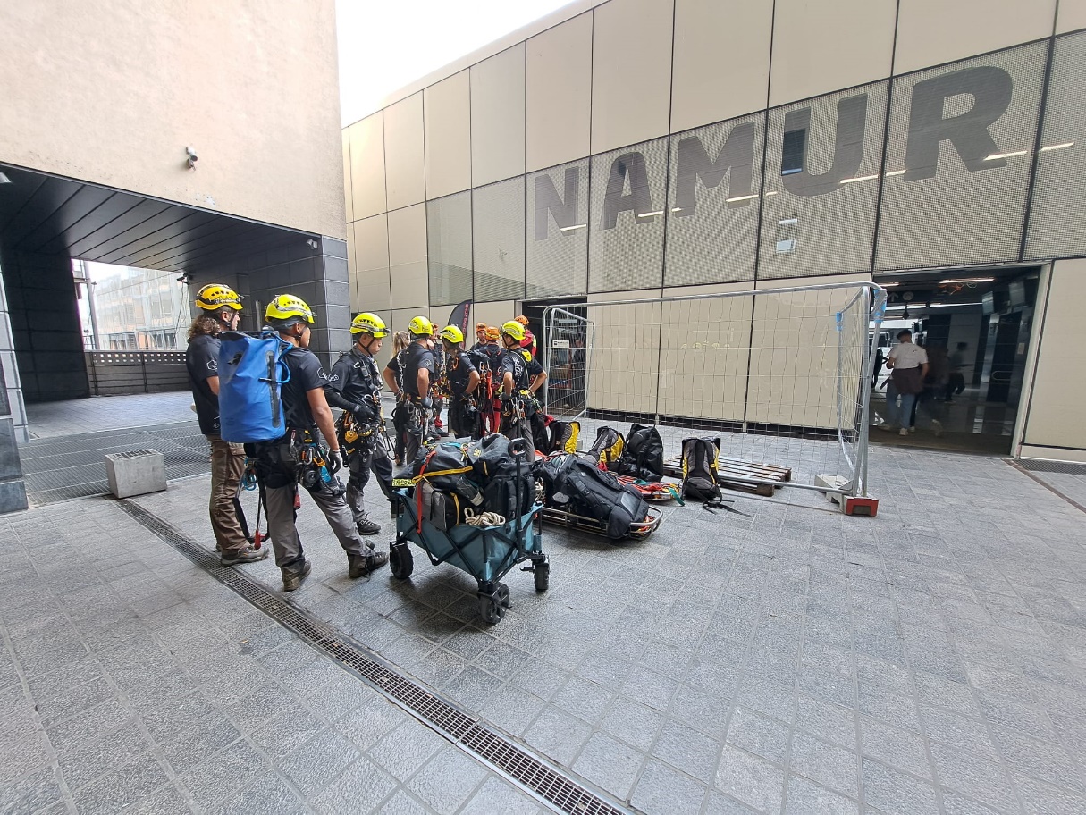 bina, dış mekan, ayakkabı, yer içeren bir resim Açıklama otomatik olarak oluşturuldu