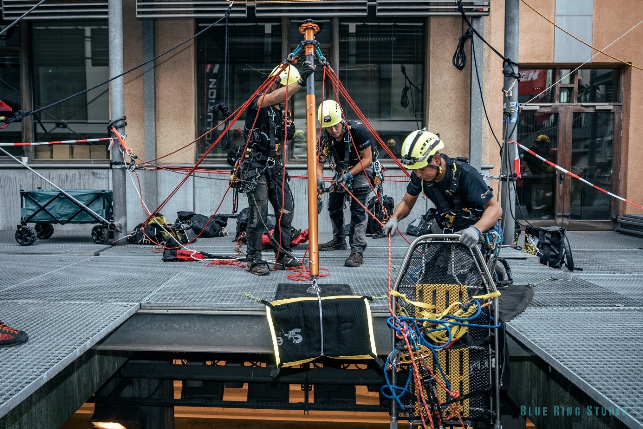 bina, giyim, dış mekan, itfaiyeci içeren bir resim Açıklama otomatik olarak oluşturuldu