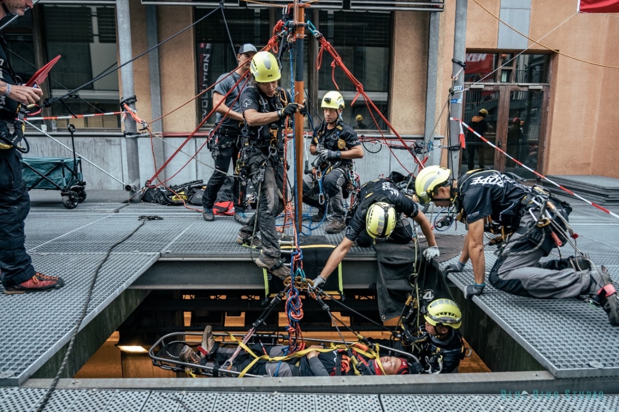 bina, giyim, mühendislik, kişi, şahıs içeren bir resim Açıklama otomatik olarak oluşturuldu