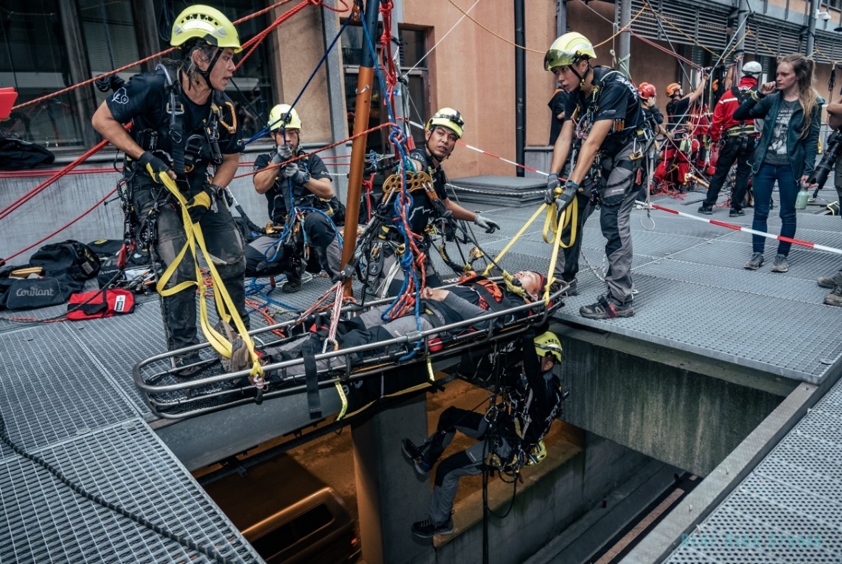 bina, itfaiyeci, dış mekan, kask içeren bir resim Açıklama otomatik olarak oluşturuldu