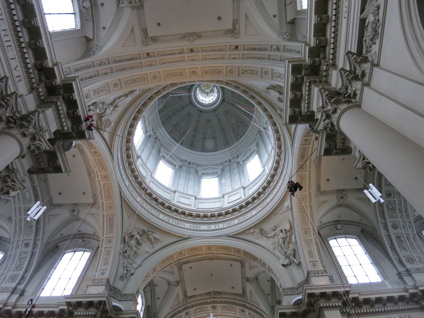 bina, pencere, simetri, bakışım, Bizans mimarisi içeren bir resim Açıklama otomatik olarak oluşturuldu