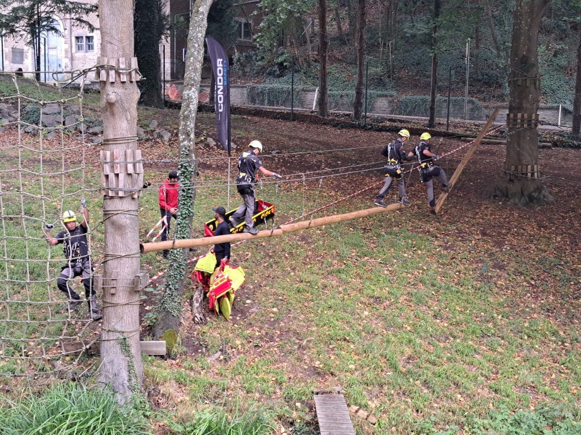 dış mekan, ağaç, çim, itfaiyeci içeren bir resim Açıklama otomatik olarak oluşturuldu
