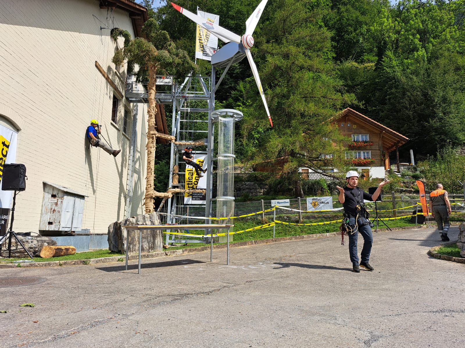 dış mekan, ağaç, rüzgar değirmeni, bitki içeren bir resim Açıklama otomatik olarak yer almaktadır