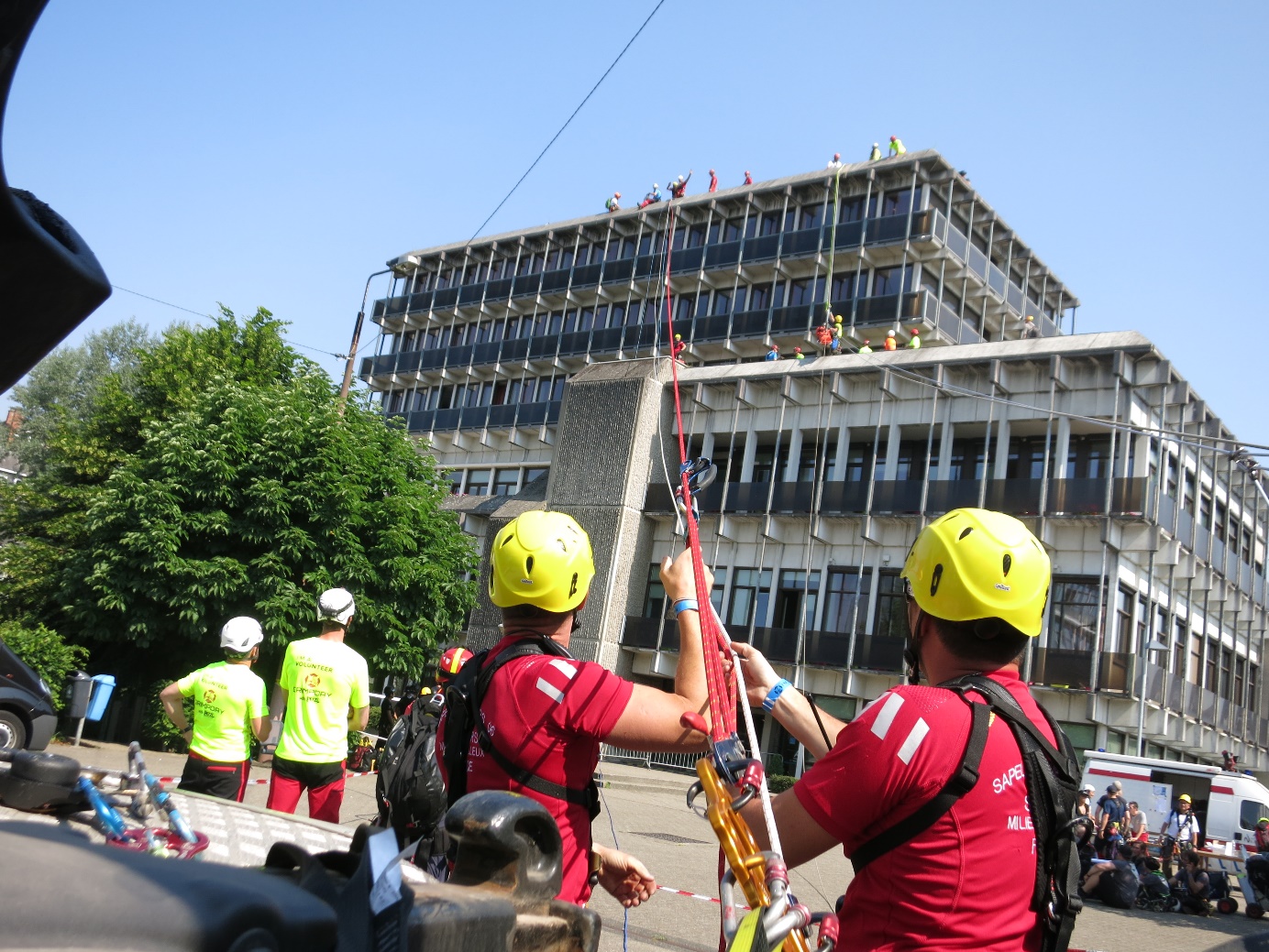 dış mekan, giyim, kişi, şahıs, gökyüzü içeren bir resim Açıklama otomatik olarak oluşturuldu