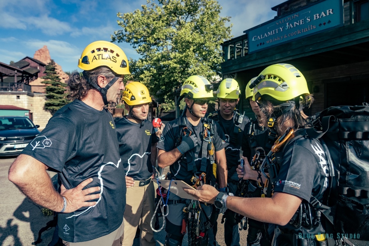 dış mekan, giyim, kişi, şahıs, gökyüzü içeren bir resim Açıklama otomatik olarak oluşturuldu