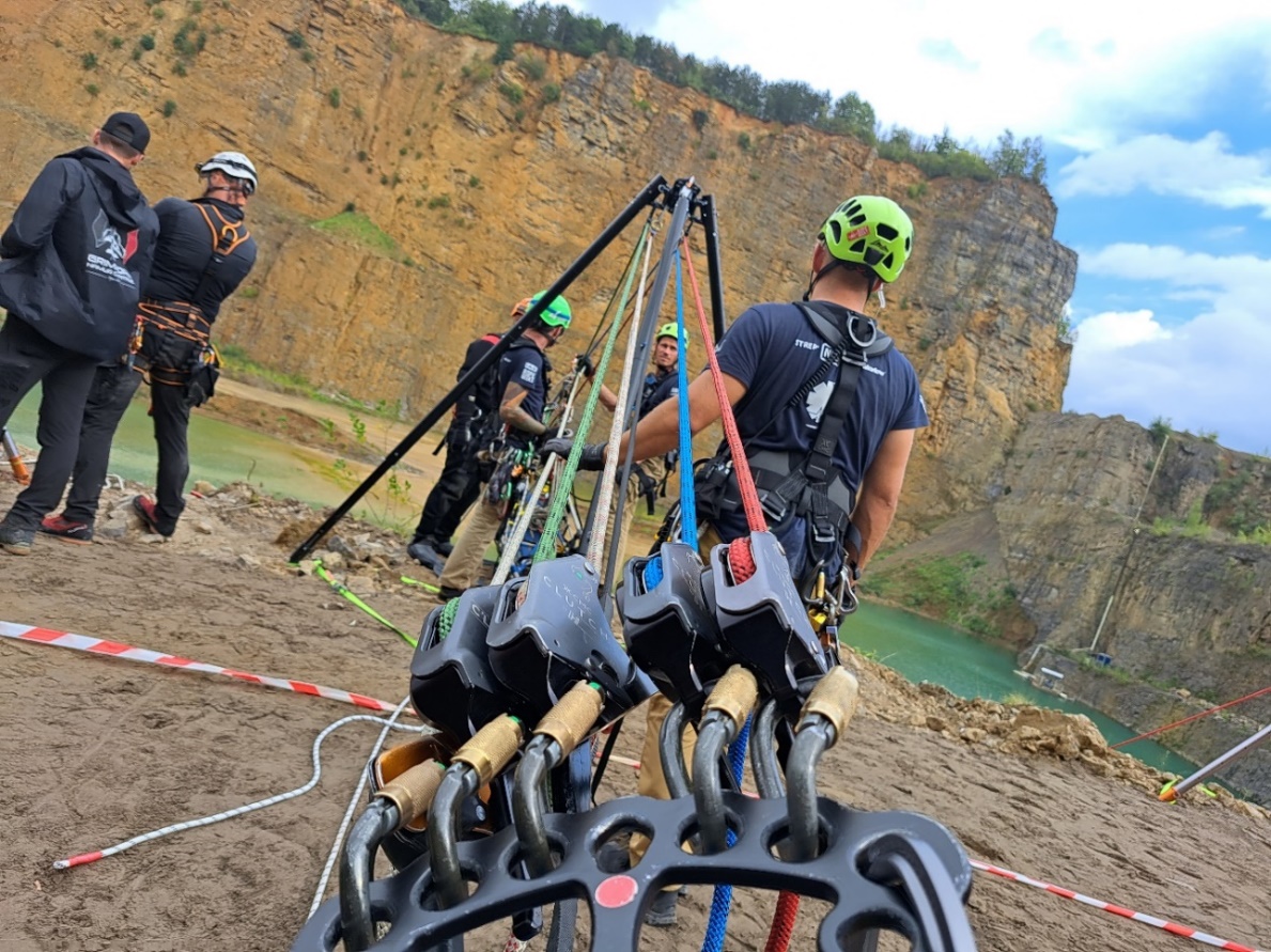 dış mekan, gökyüzü, kişi, şahıs, açık havada dinlenme içeren bir resim Açıklama otomatik olarak oluşturuldu