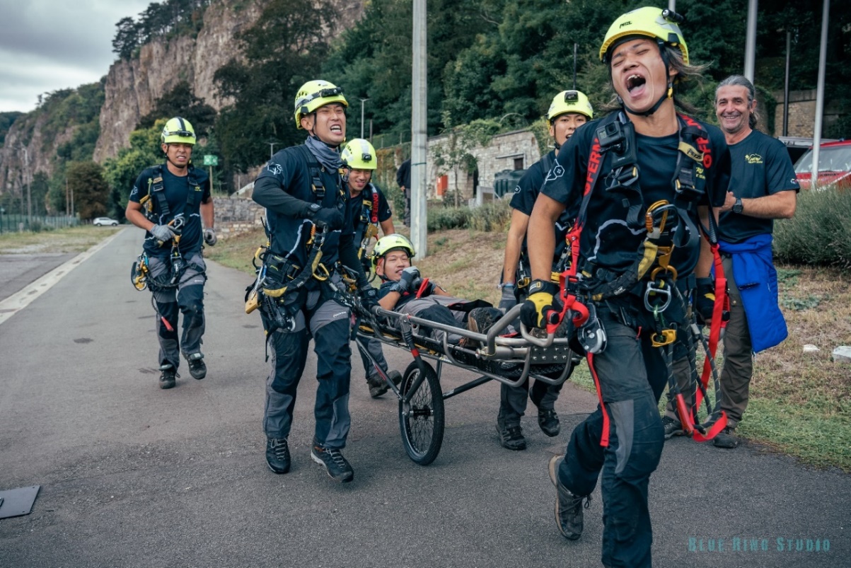 dış mekan, kişi, şahıs, giyim, kask içeren bir resim Açıklama otomatik olarak oluşturuldu