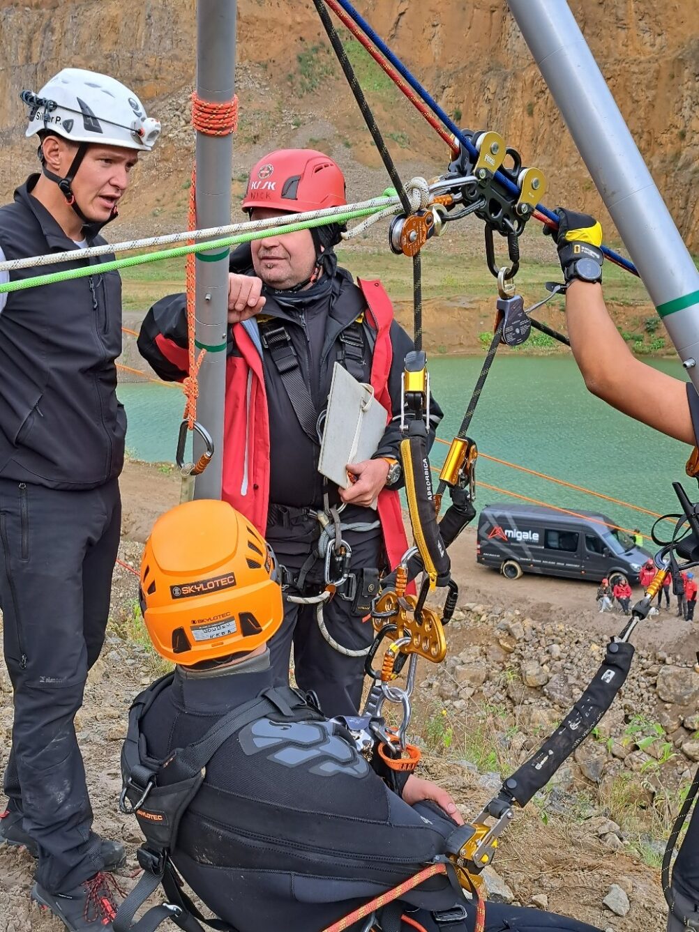 dış mekan, kişi, şahıs, giyim, yer içeren bir resim Açıklama otomatik olarak oluşturuldu