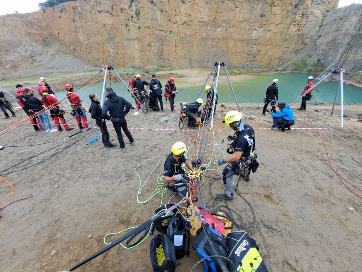 dış mekan, yer, macera, insanlar içeren bir resim Açıklama otomatik olarak oluşturuldu
