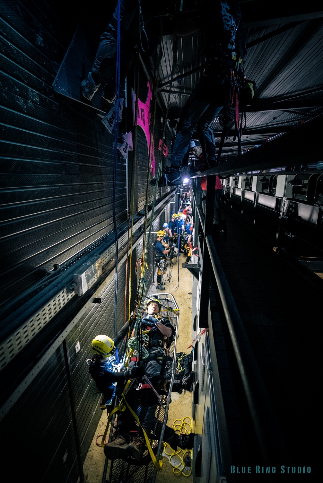 ekran görüntüsü, cadde, şehir, gece içeren bir resim Açıklama otomatik olarak oluşturuldu