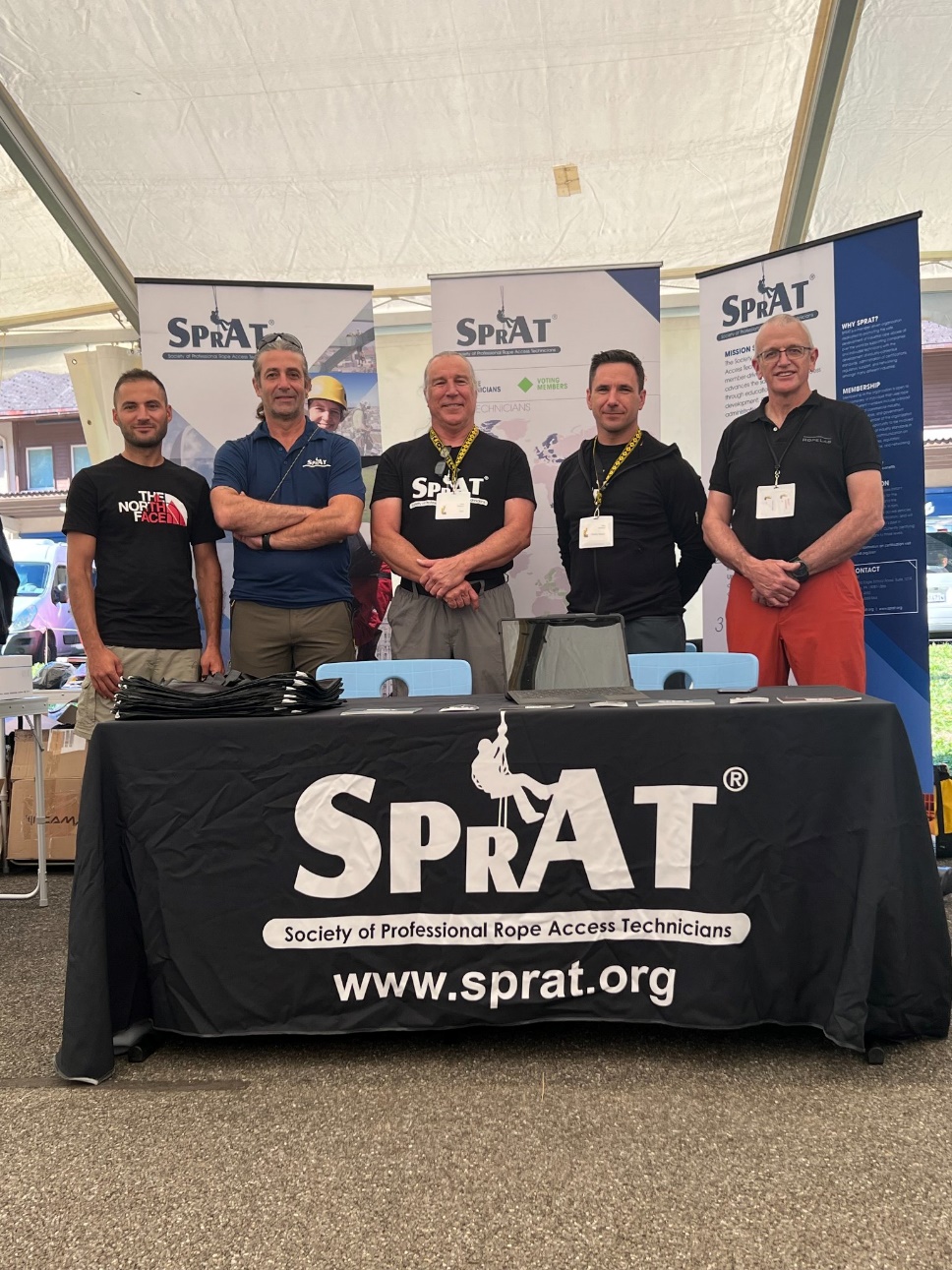 giyim, adam, insan, kişi, kayıtlı, metin içeren bir resim Açıklama otomatik olarak yer alır