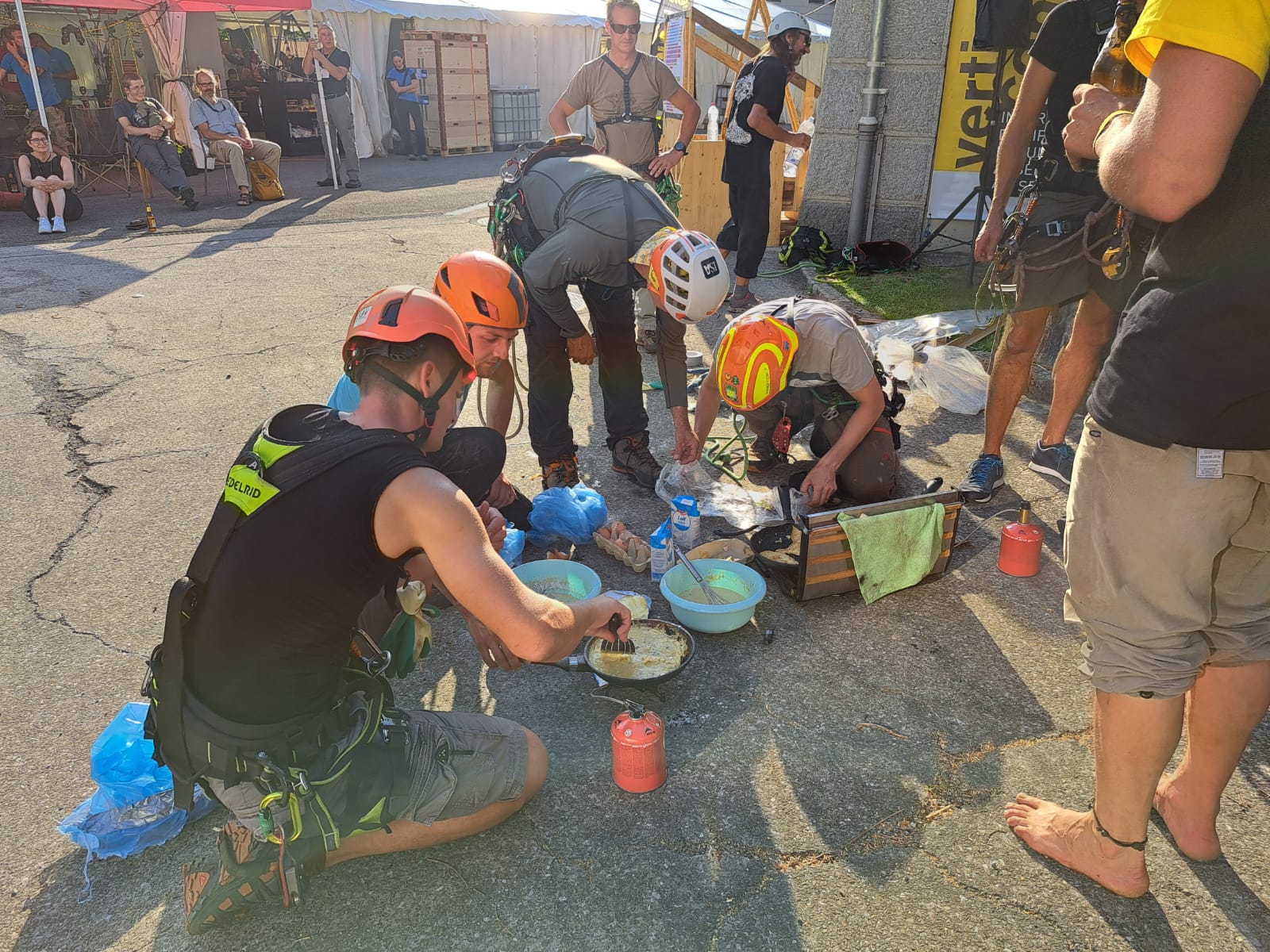 giyim, ayakkabı, kişi, kişisel, dış mekan içeren bir resim Açıklama otomatik olarak yer almaktadır