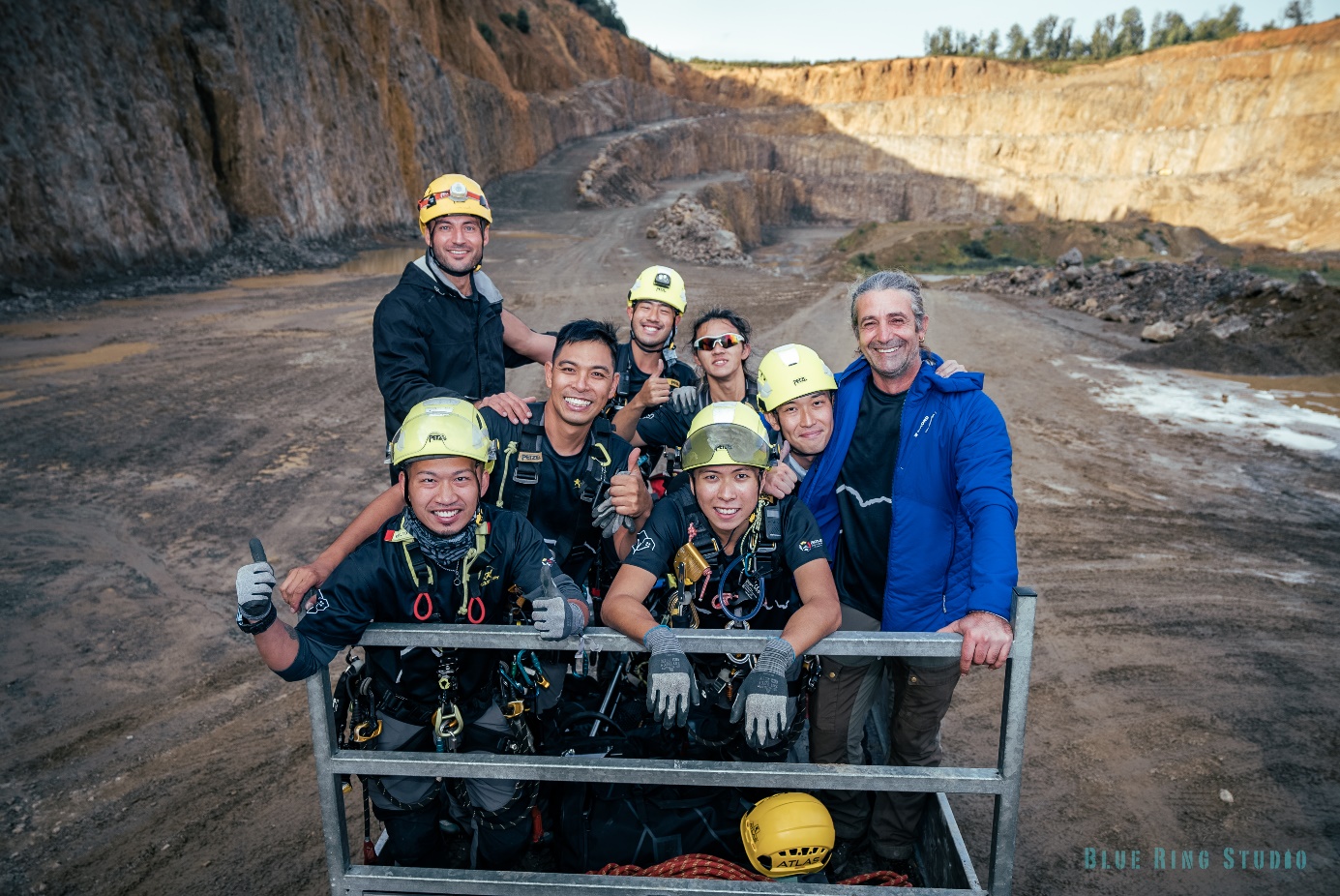 giyim, dış mekan, kişi, şahıs, gökyüzü içeren bir resim Açıklama otomatik olarak oluşturuldu