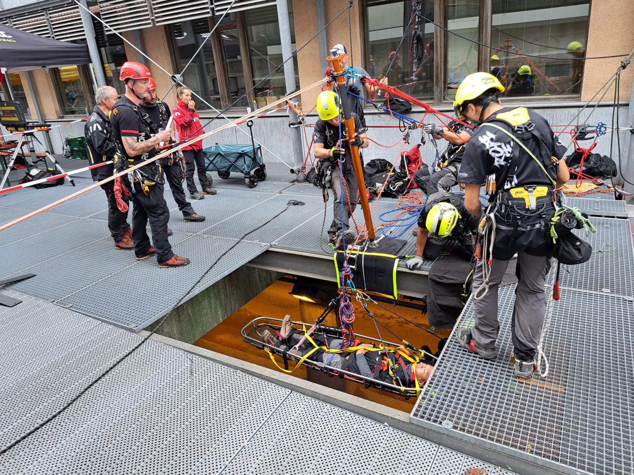 giyim, itfaiyeci, bina, kişi, şahıs içeren bir resim Açıklama otomatik olarak oluşturuldu