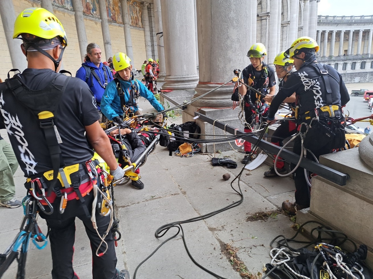 giyim, kask, işçi, miğfer içeren bir resim Açıklama otomatik olarak oluşturuldu