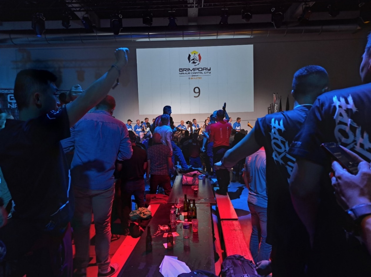 giyim, kişi, şahıs, adam, insan, insanlar içeren bir resim Açıklama otomatik olarak oluşturuldu