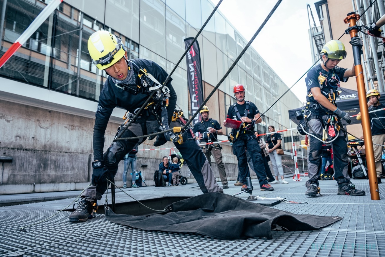 giyim, kişi, şahıs, ayakkabı, bina içeren bir resim Açıklama otomatik olarak oluşturuldu
