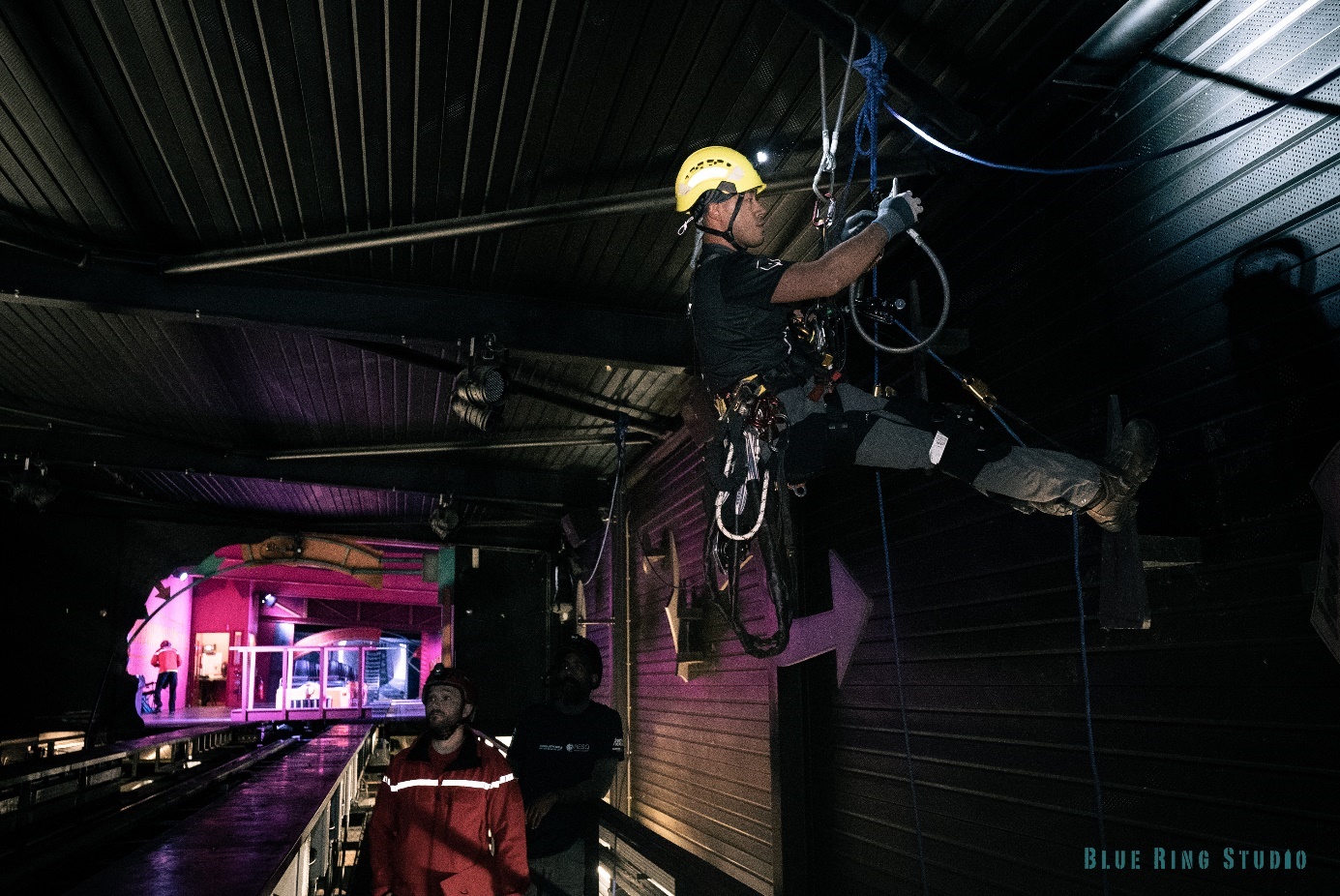 giyim, kişi, şahıs, bisiklet, tavan içeren bir resim Açıklama otomatik olarak oluşturuldu