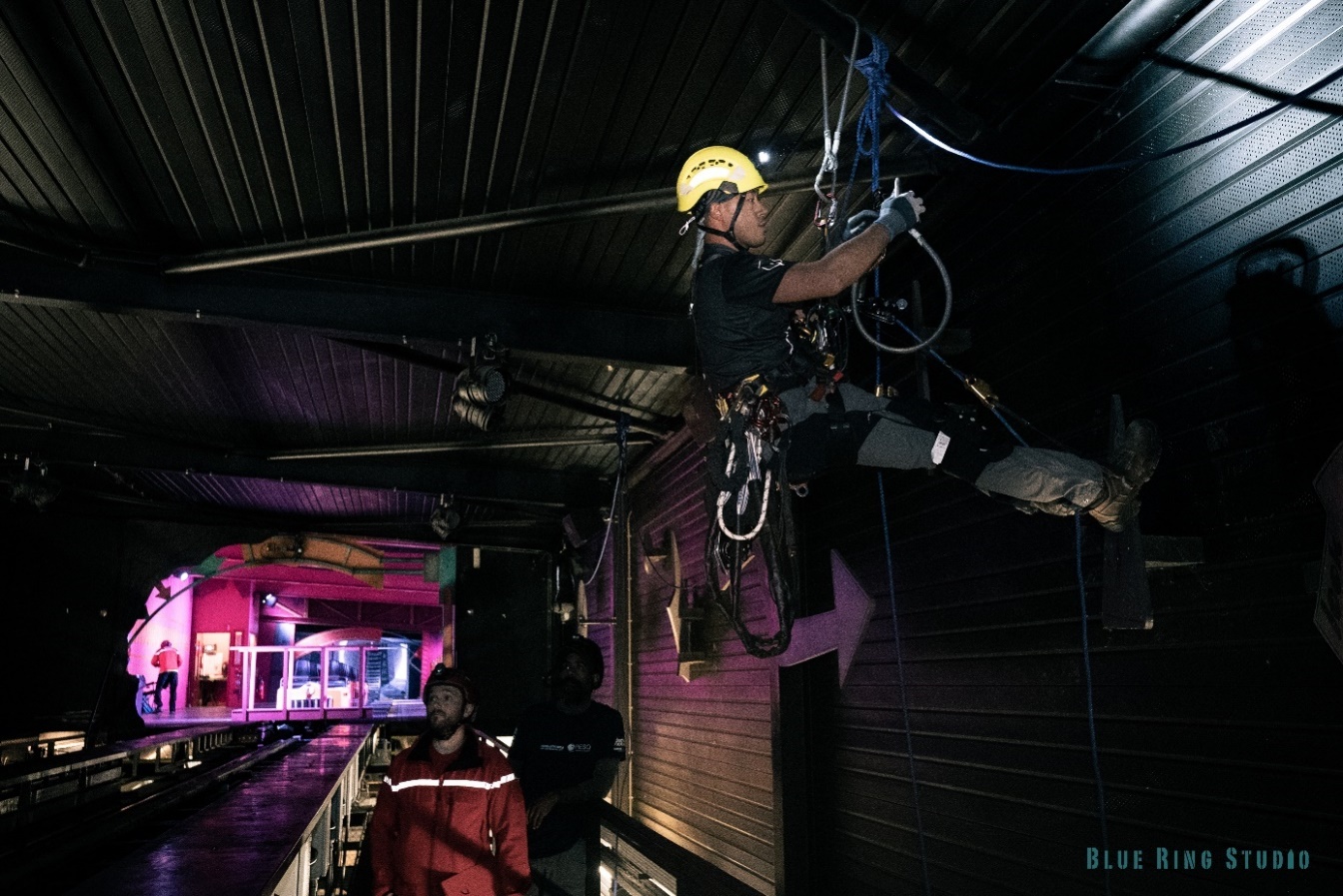 giyim, kişi, şahıs, iç mekan, tavan içeren bir resim Açıklama otomatik olarak oluşturuldu