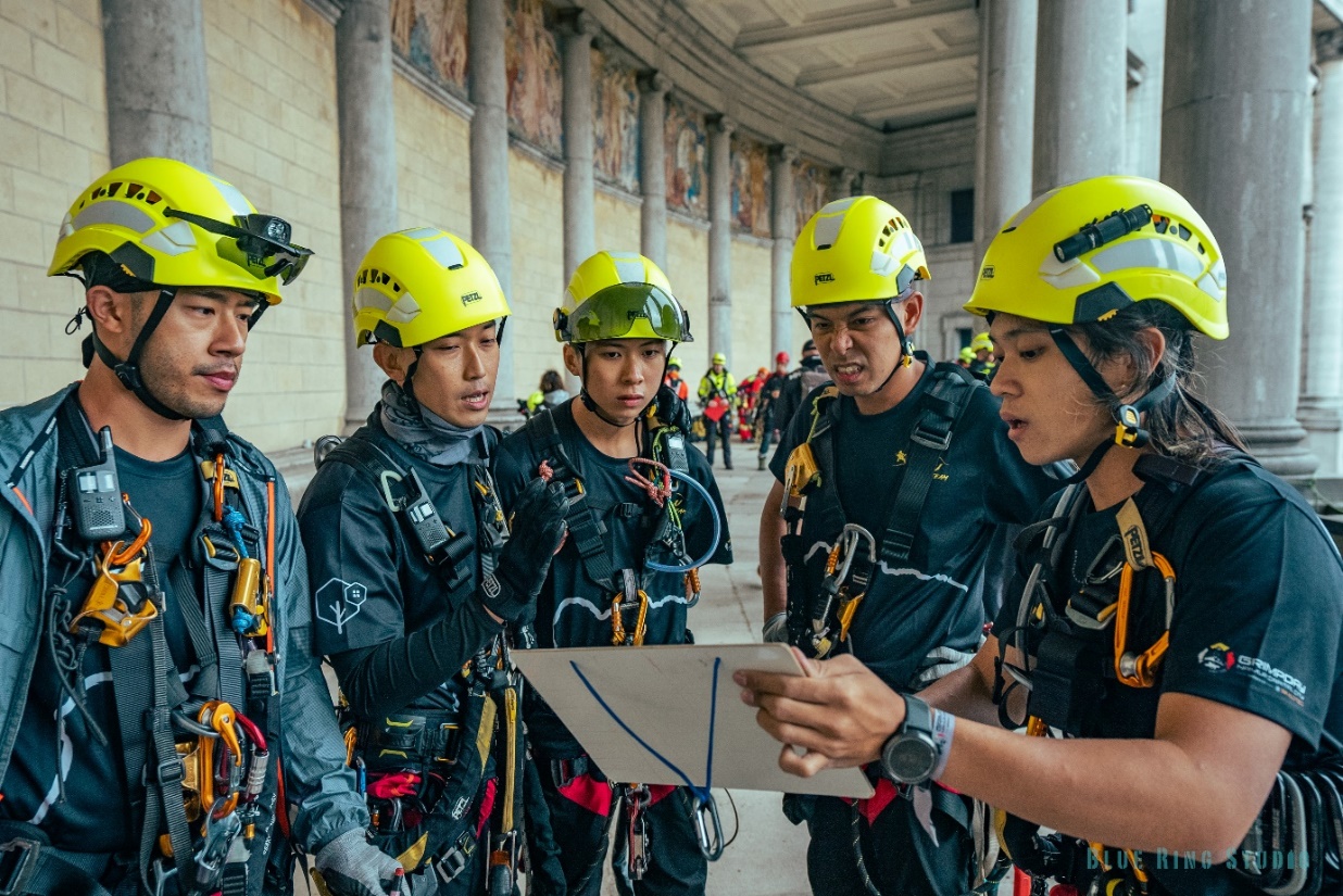 giyim, kişi, şahıs, miğfer, kişisel koruyucu ekipman içeren bir resim Açıklama otomatik olarak oluşturuldu