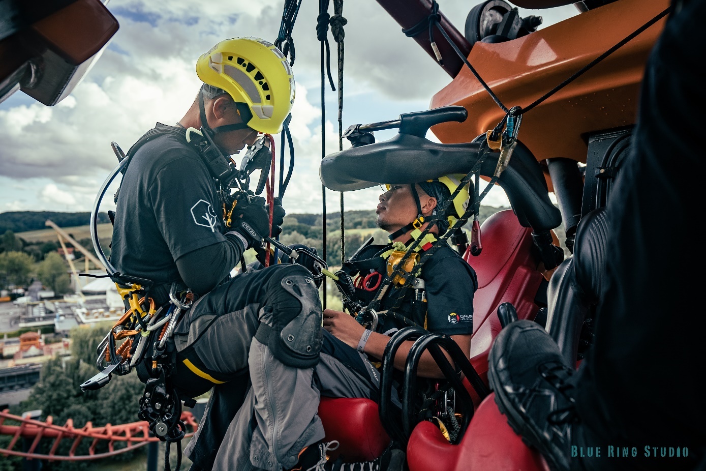 gökyüzü, dış mekan, kask, kişi, şahıs içeren bir resim Açıklama otomatik olarak oluşturuldu