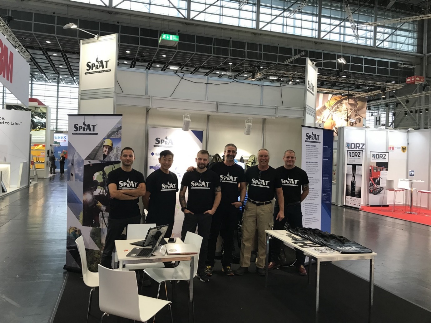 iç mekan, giyim, kişi, kayıtlı, ayakkabıyı içeren bir resim Açıklama otomatik olarak yer alır