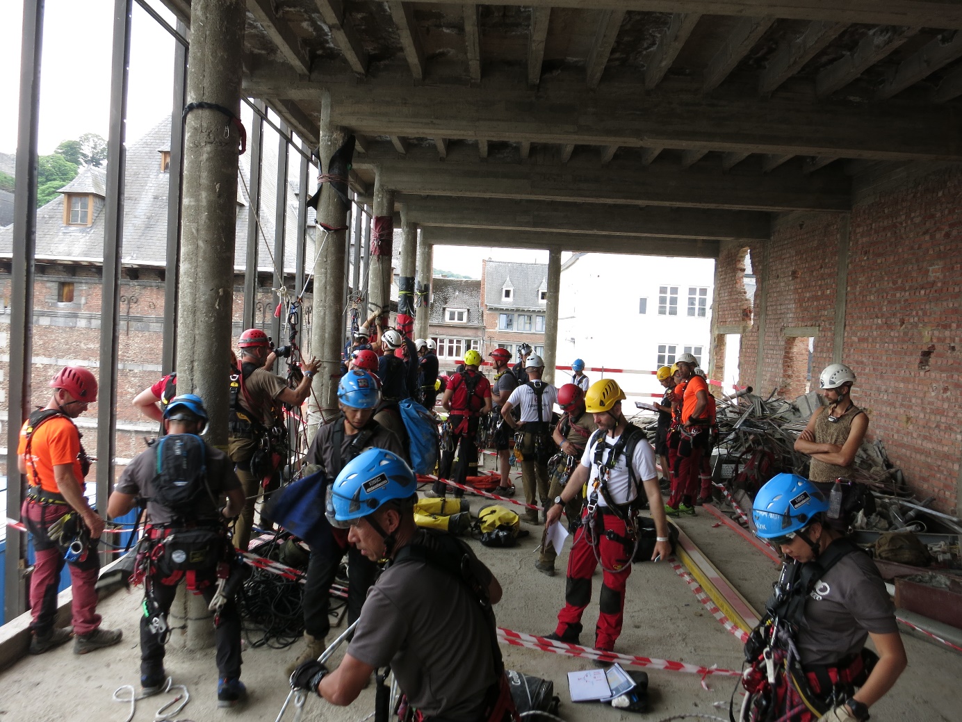kask, kişi, şahıs, bina, giyim içeren bir resim Açıklama otomatik olarak oluşturuldu