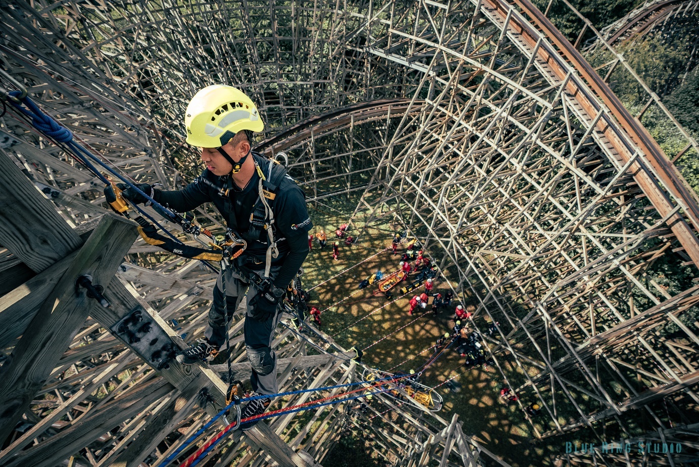 kask, miğfer, işçi, giyim içeren bir resim Açıklama otomatik olarak oluşturuldu