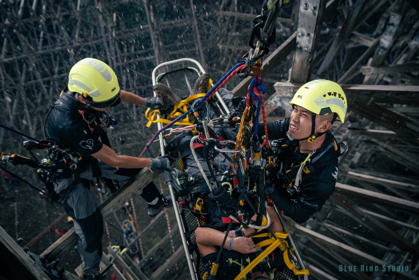 kask, miğfer, işçi, iş giysisi içeren bir resim Açıklama otomatik olarak oluşturuldu