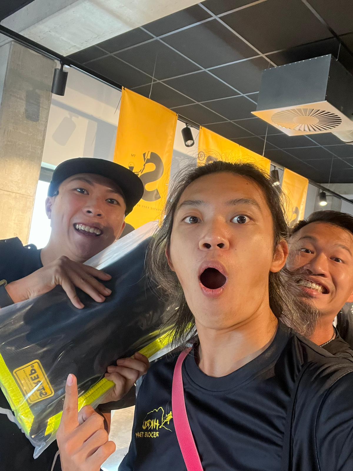 kişi, iç mekan, poz içeren bir resim Açıklama otomatik olarak oluşturuldu