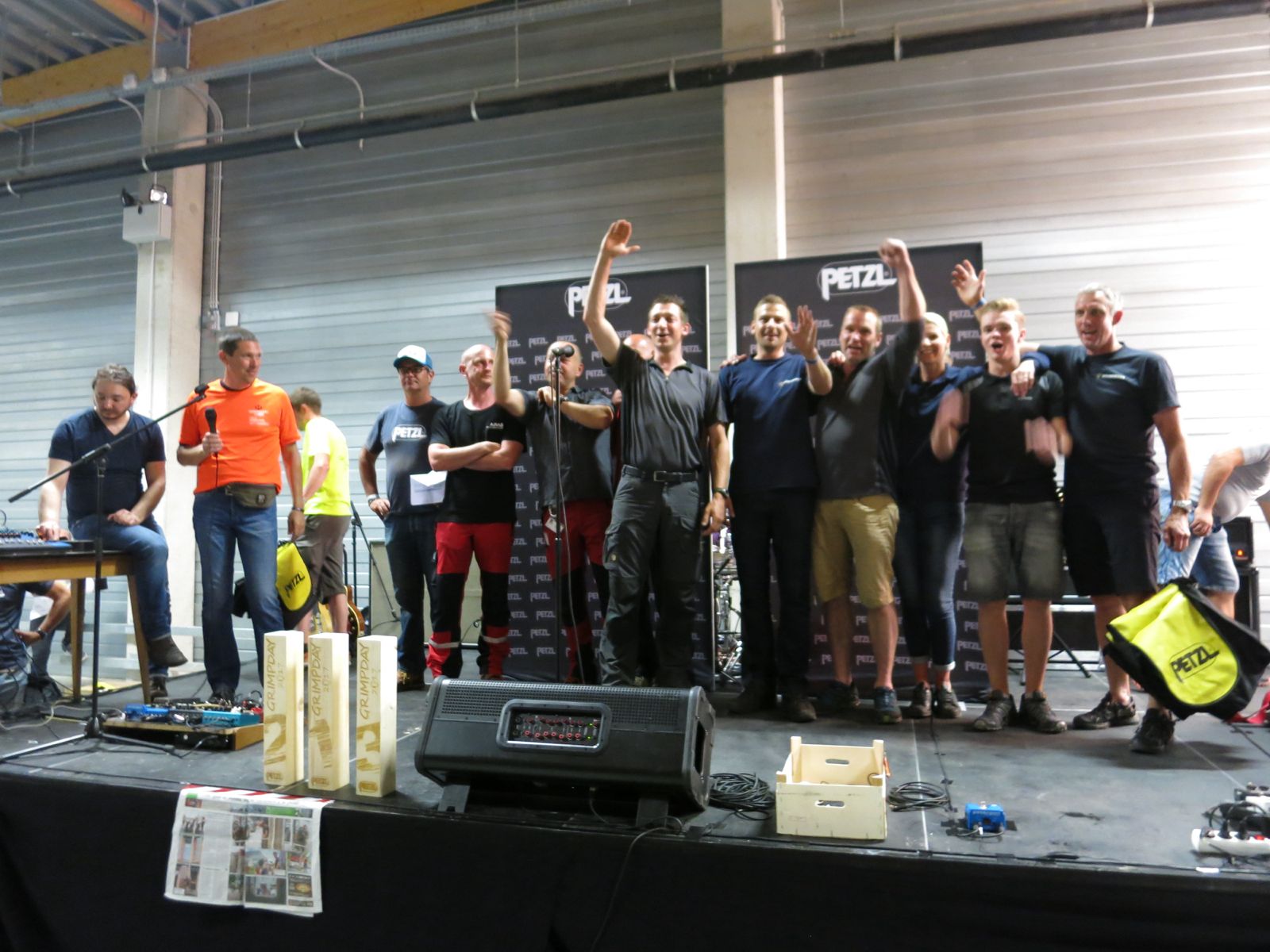 kişi, şahıs, giyim, adam, insan, grup içeren bir resim Açıklama otomatik olarak oluşturuldu