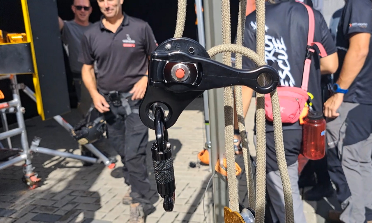 kişi, şahıs, giyim, ayakkabı, adam, insan içeren bir resim Açıklama otomatik olarak oluşturuldu