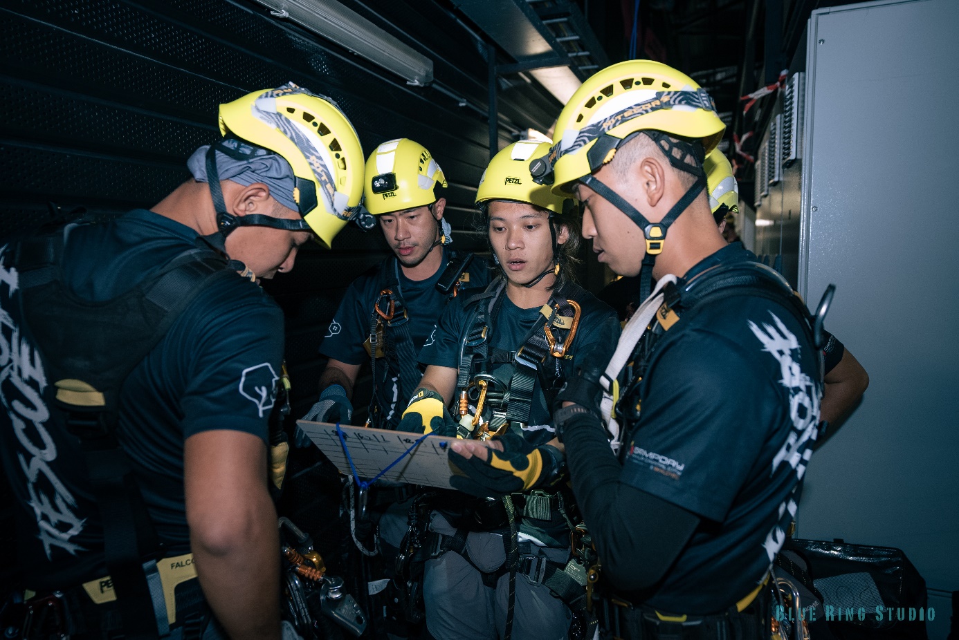 kişi, şahıs, giyim, insan yüzü, kişisel koruyucu ekipman içeren bir resim Açıklama otomatik olarak oluşturuldu