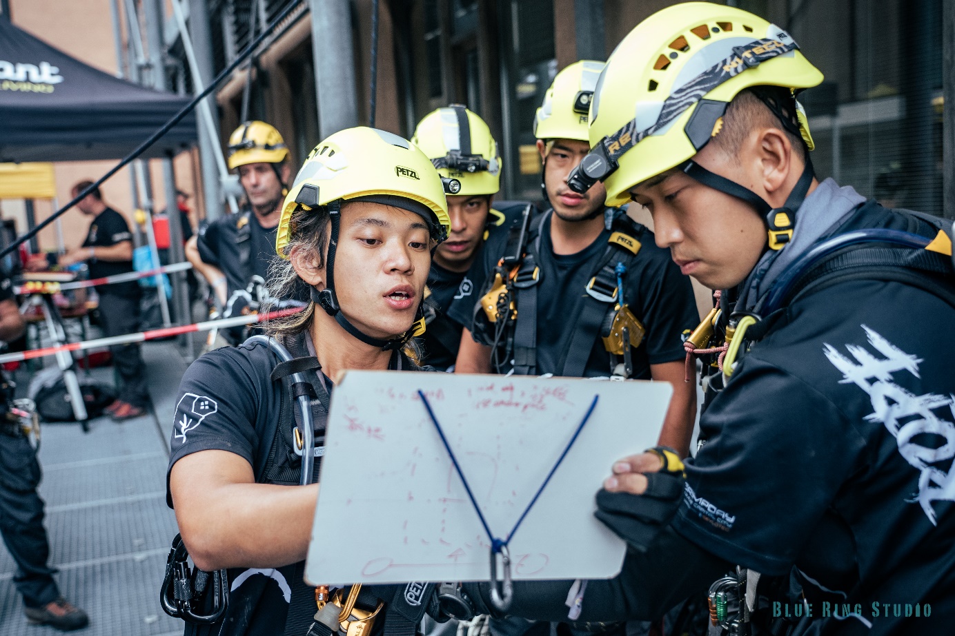 kişi, şahıs, giyim, kişisel koruyucu ekipman, dış mekan içeren bir resim Açıklama otomatik olarak oluşturuldu