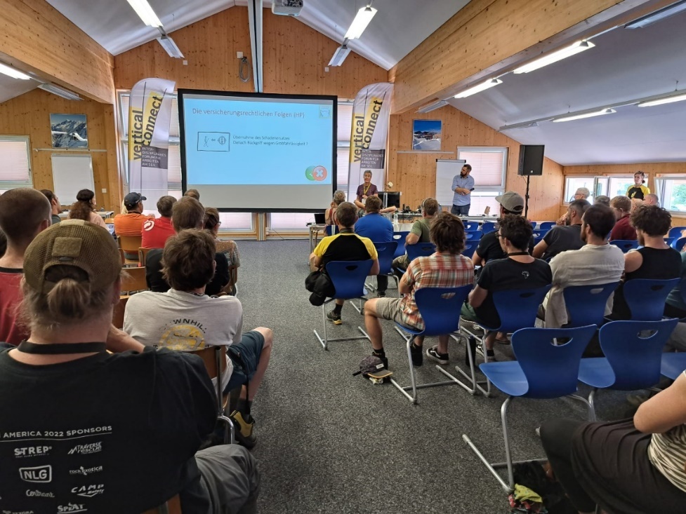 kişi, kayıtlı, tavan, iç mekan, kişileri içeren bir resim Açıklama otomatik olarak yer alır