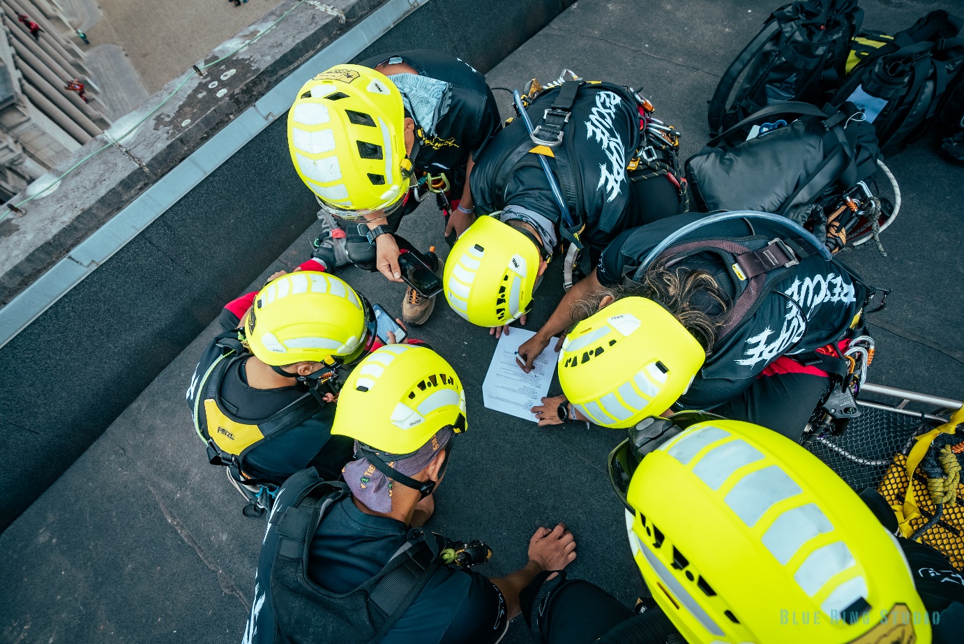 kişisel koruyucu ekipman, itfaiyeci, kask, miğfer içeren bir resim Açıklama otomatik olarak oluşturuldu