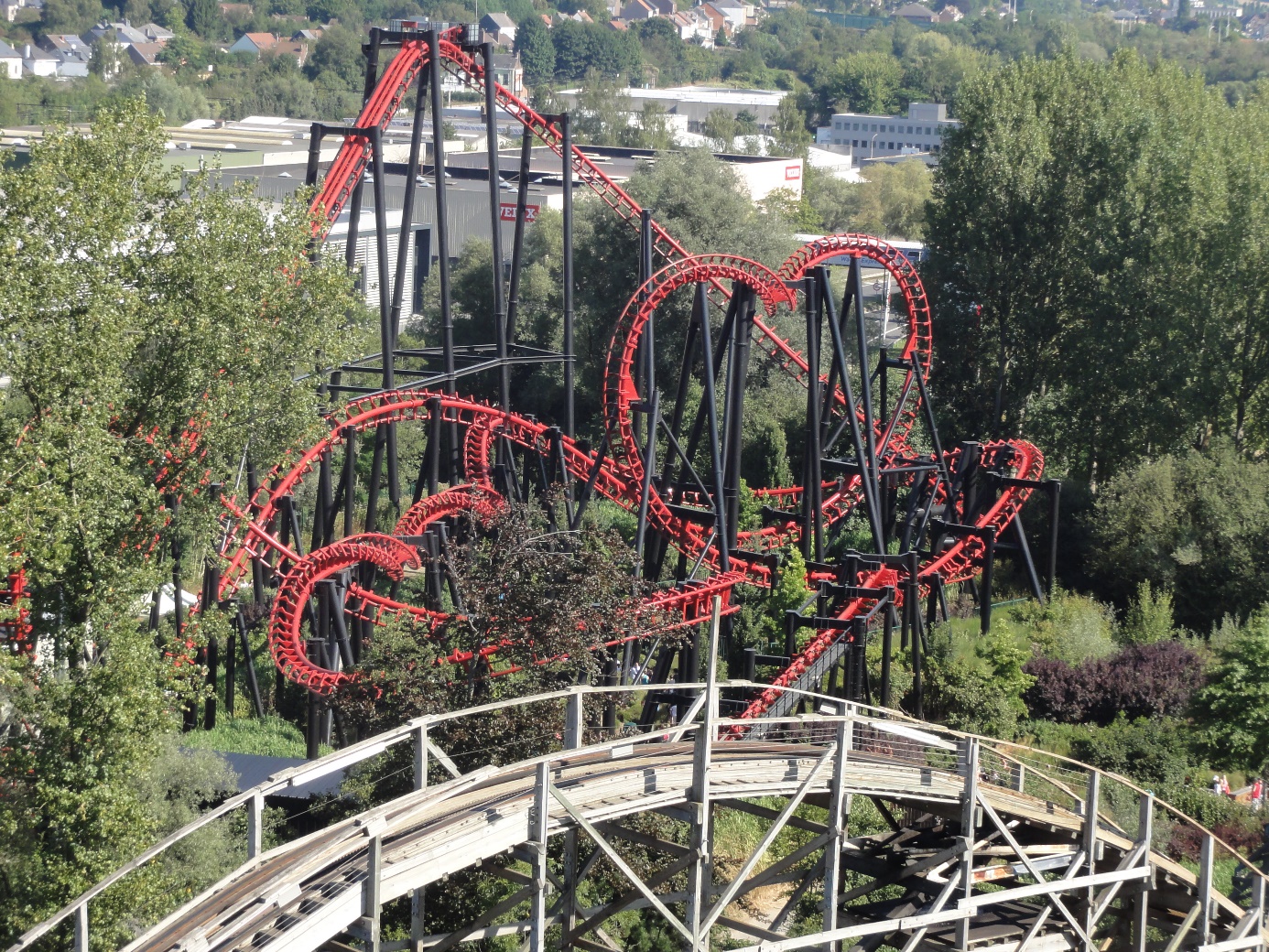 lunapark hız treni, sürmek, dış mekan, ağaç içeren bir resim Açıklama otomatik olarak oluşturuldu
