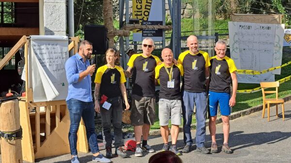 metin, kişi, şahıs, ağaç, dış mekan içeren bir resim Açıklama otomatik olarak oluşturuldu