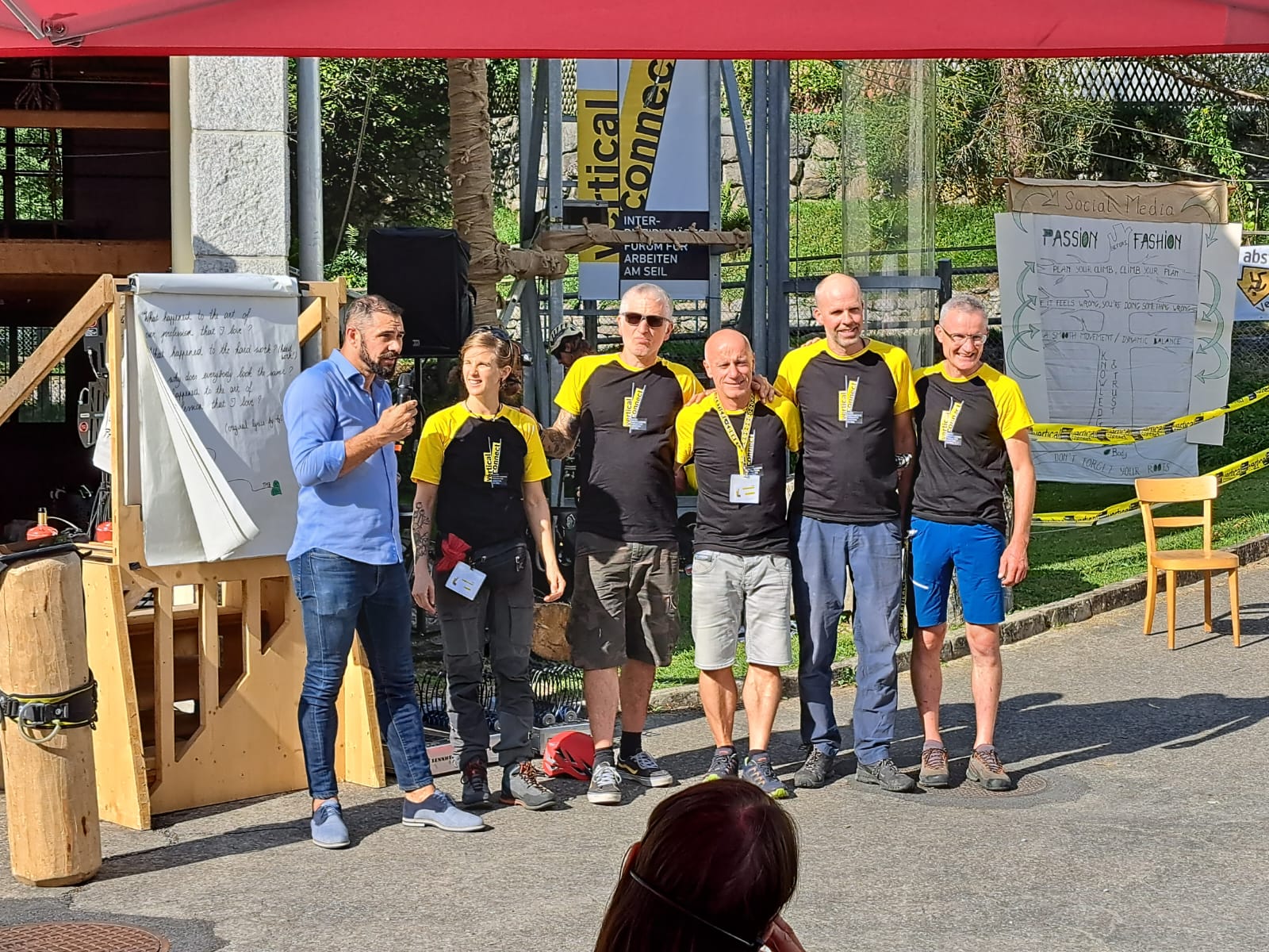 metin, kişi, şahıs, ağaç, dış mekan içeren bir resim Açıklama otomatik olarak oluşturuldu